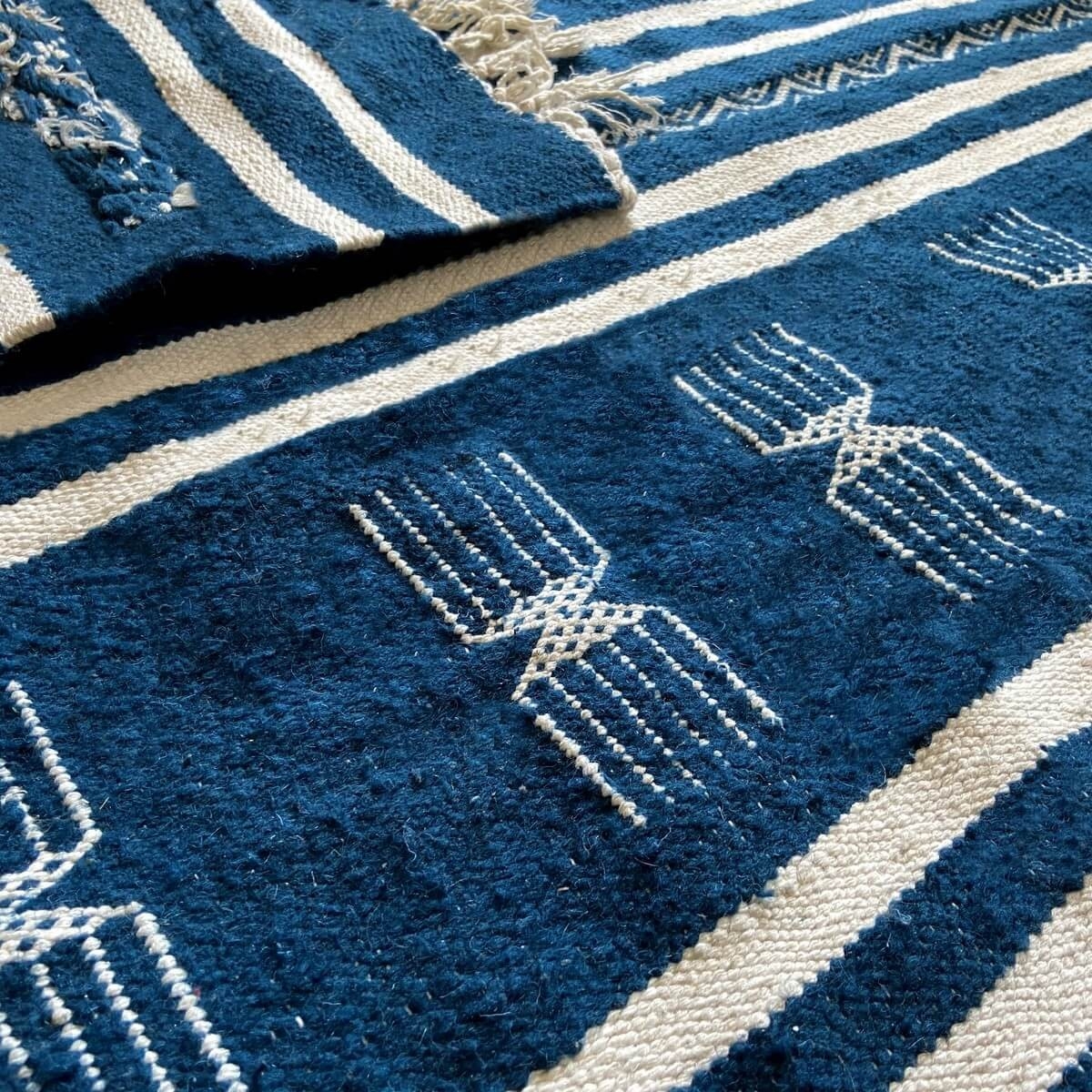 Tapis berbère Tapis Kilim Sahline 135x256 Bleu/Blanc (Tissé main, Laine) Tapis kilim tunisien style tapis marocain. Tapis rectan