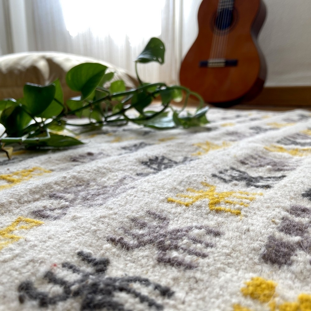 Berber Teppich Teppich Kelim 121x200 Weiß Gelb Grau | Handgewebt, Wolle, Tunesien Tunesischer Kelim-Teppich im marokkanischen St