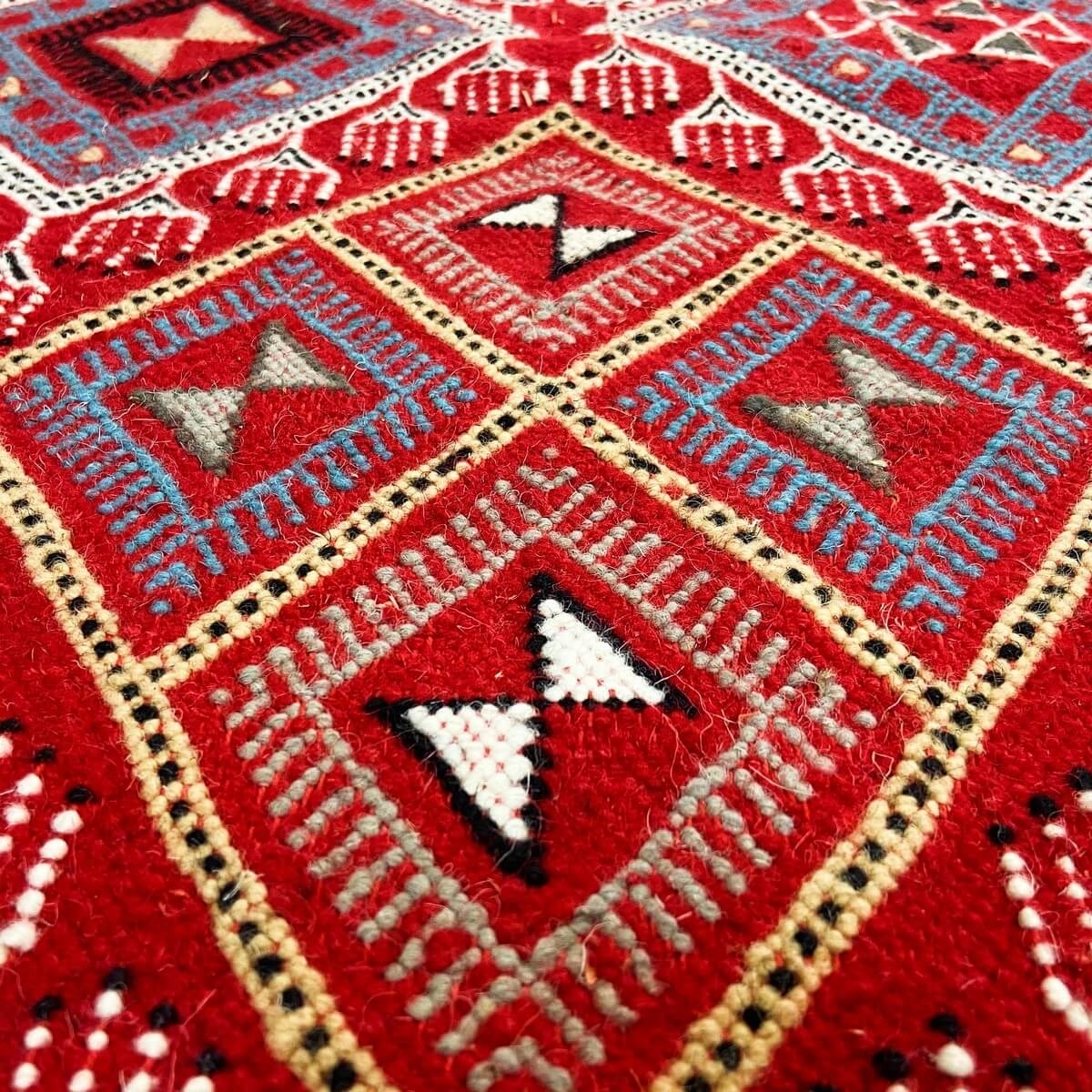 Tapete berbere Tapete Margoum Ayoun 126x208 Vermelho (Artesanal, Lã) Tapete Margoum tunisino da cidade de Kairouan. Tapete retan