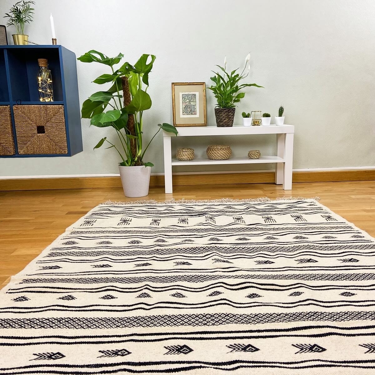 Tapis berbère Tapis Kilim Tizwa 138x255 cm Noir et Blanc (Tissé main, Laine, Tunisie) Tapis kilim tunisien style tapis marocain.