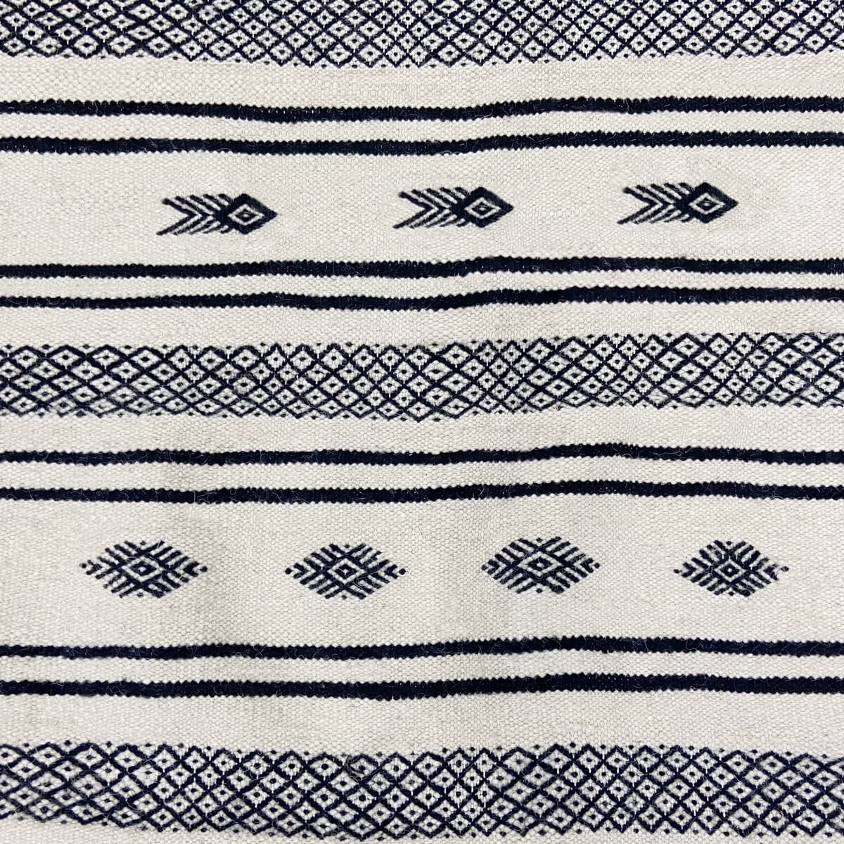 Tapis berbère Tapis Kilim Tizwa 138x255 cm Noir et Blanc (Tissé main, Laine, Tunisie) Tapis kilim tunisien style tapis marocain.