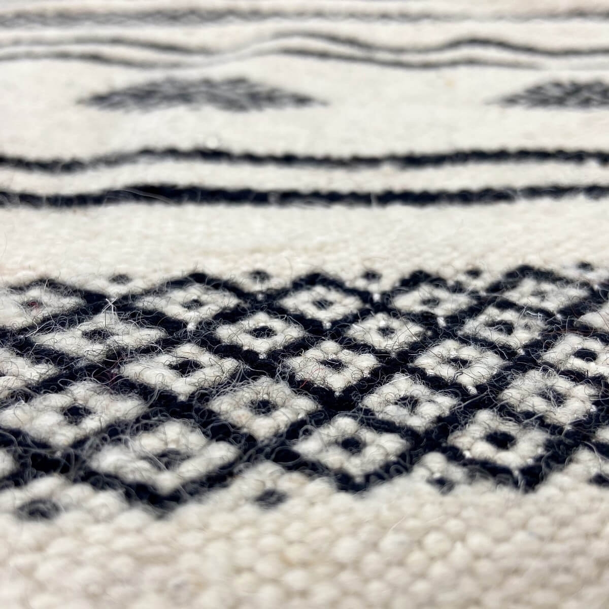 Tapis berbère Tapis Kilim Tizwa 138x255 cm Noir et Blanc (Tissé main, Laine, Tunisie) Tapis kilim tunisien style tapis marocain.