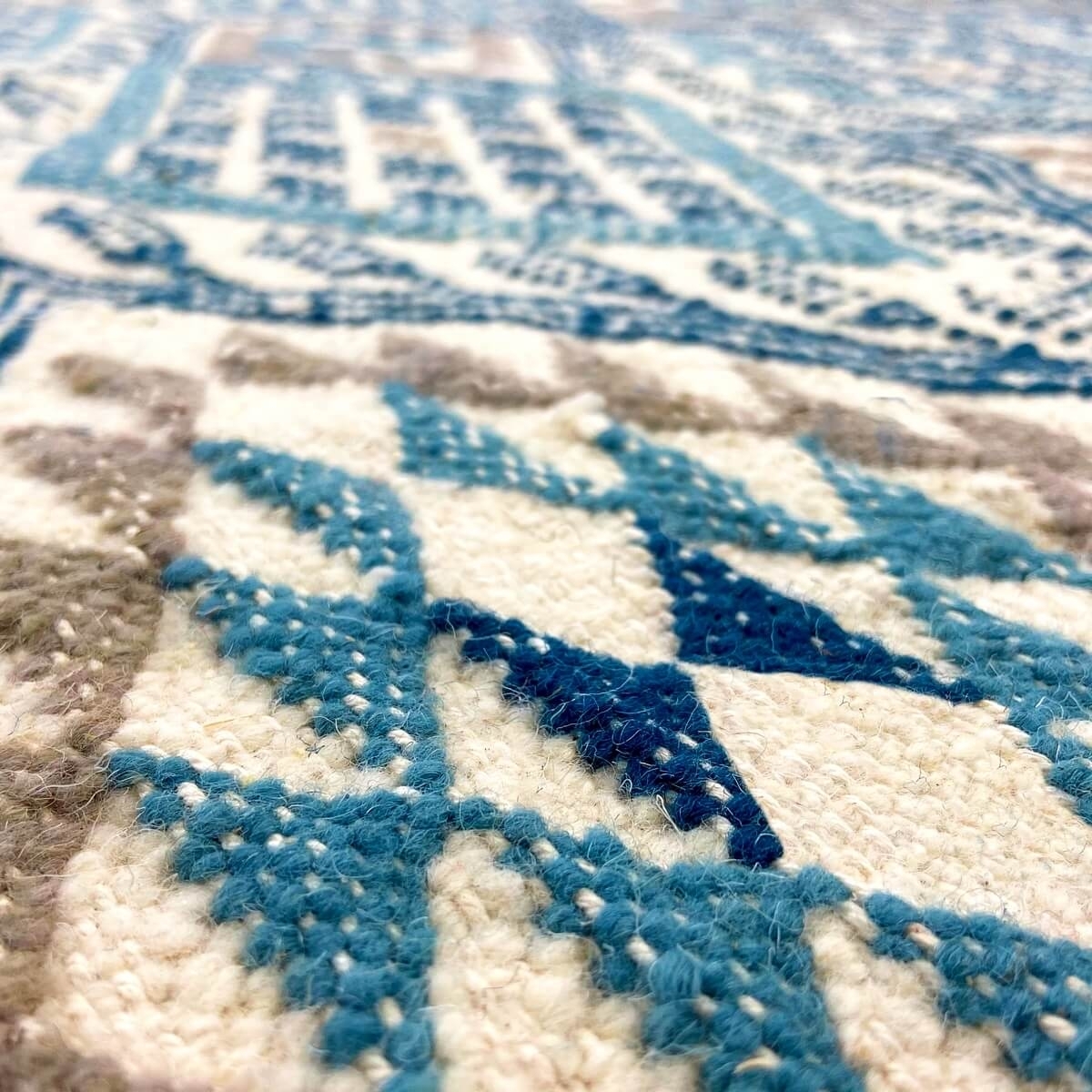 Tapis berbère Tapis Margoum Louz 171x252 Blanc/Bleu (Fait main, Laine, Tunisie) Tapis margoum tunisien de la ville de Kairouan. 