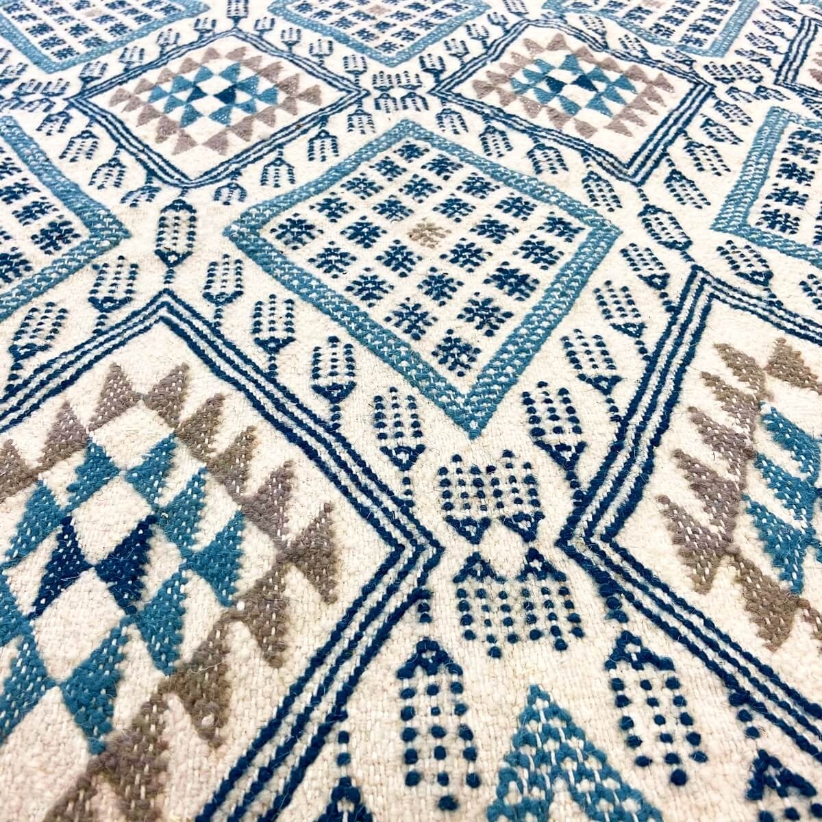 Tapis berbère Tapis Margoum Louz 171x252 Blanc/Bleu (Fait main, Laine, Tunisie) Tapis margoum tunisien de la ville de Kairouan. 