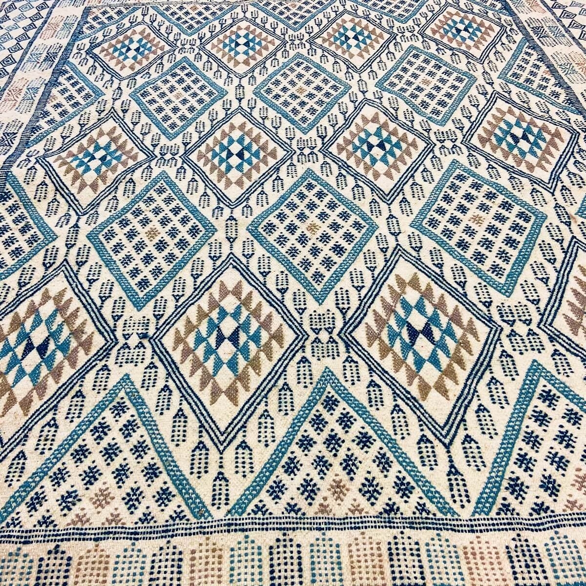 Tapis berbère Tapis Margoum Louz 171x252 Blanc/Bleu (Fait main, Laine, Tunisie) Tapis margoum tunisien de la ville de Kairouan. 