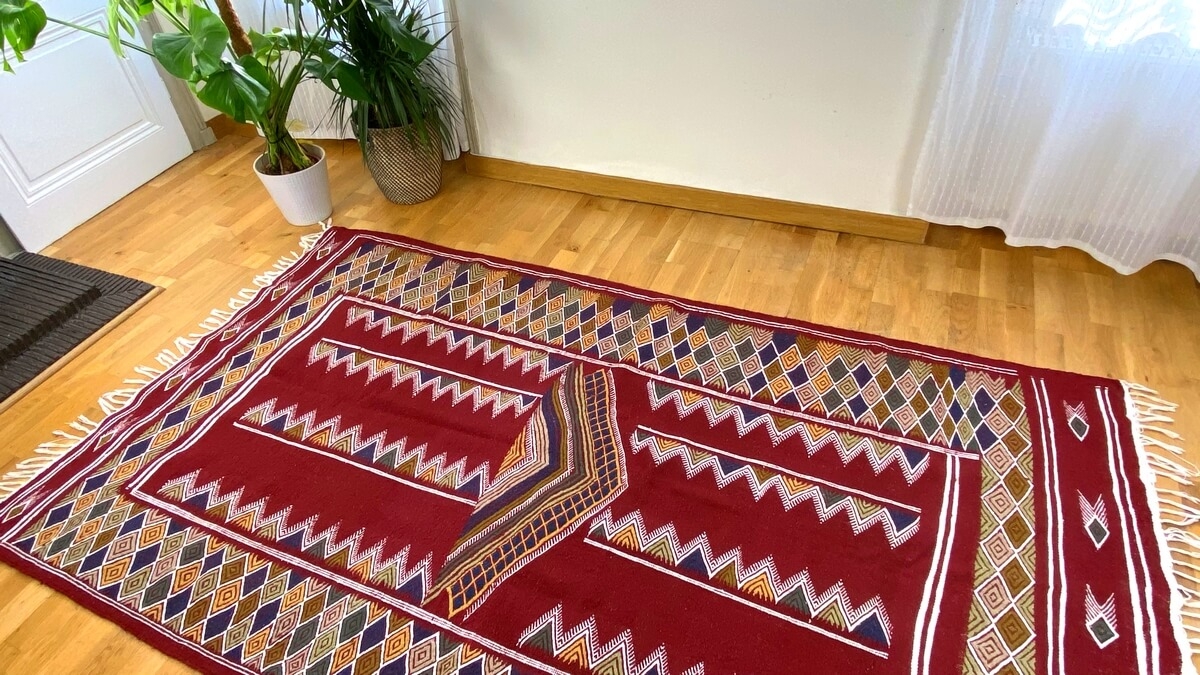 Tapete berbere Tapete Kilim Ingad 135x240 Bordeaux vermelho (Tecidos à mão, Lã) Tapete tunisiano kilim, estilo marroquino. Tapet