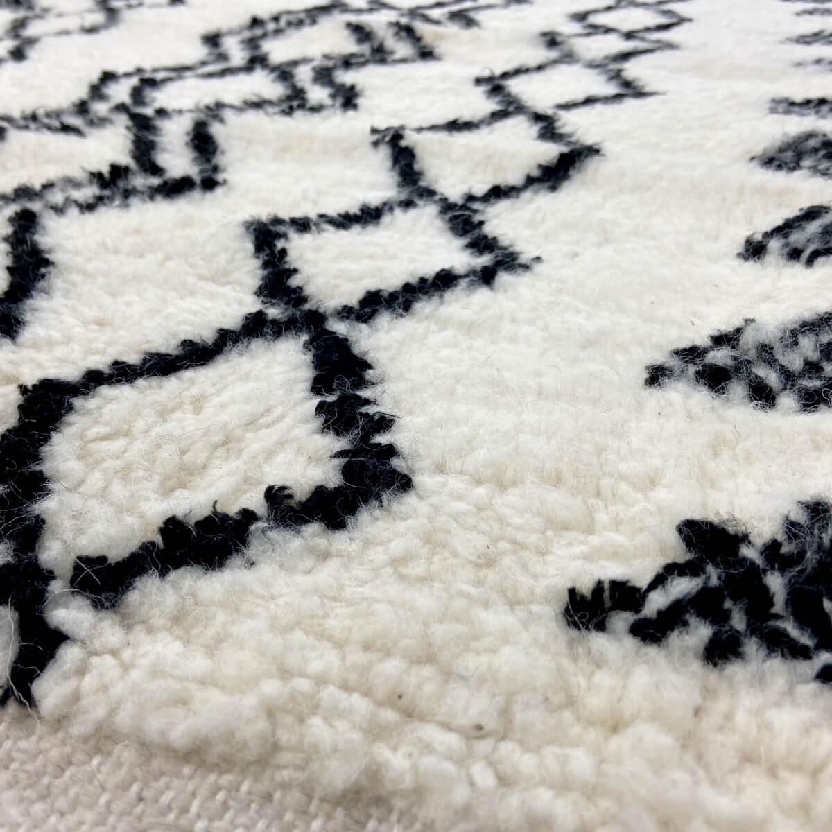 Berber carpet Rug Beni Ouarain Ikerri 80x125 cm White and Black (Handmade, Wool, Morocco) Tunisian margoum rug from the city of 