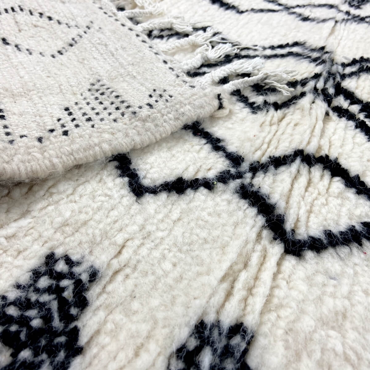 Berber carpet Rug Beni Ouarain Ikerri 80x125 cm White and Black (Handmade, Wool, Morocco) Tunisian margoum rug from the city of 