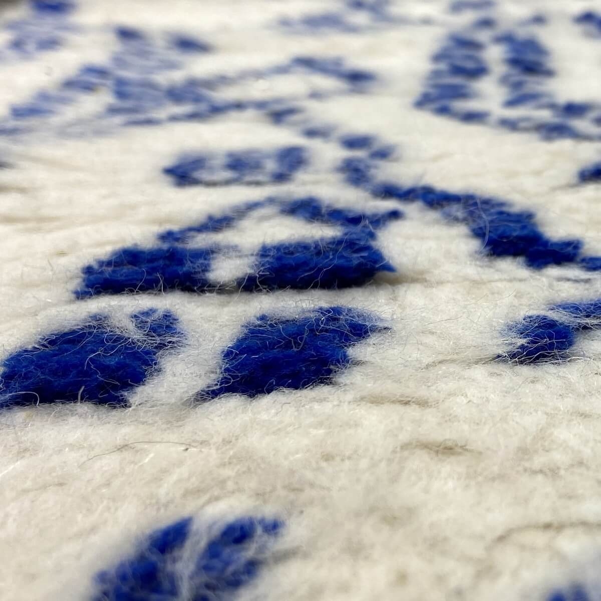 Tapis berbère Tapis Azilal Oukwes 80x135 cm Berbere Blanc et Bleu (Fait main, Laine, Maroc) Tapis Beni Ouarain 150x260 berbère m