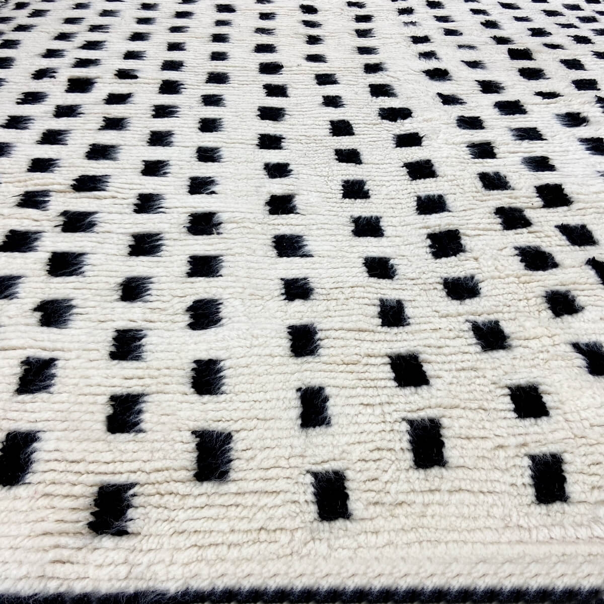 Berber tapijt Vloerkleed Beni Ouarain Eyla 145x240 cm Wit en Zwart (Handgeweven, Wol, Marokko) Tunesisch Margoum Tapijt uit de s