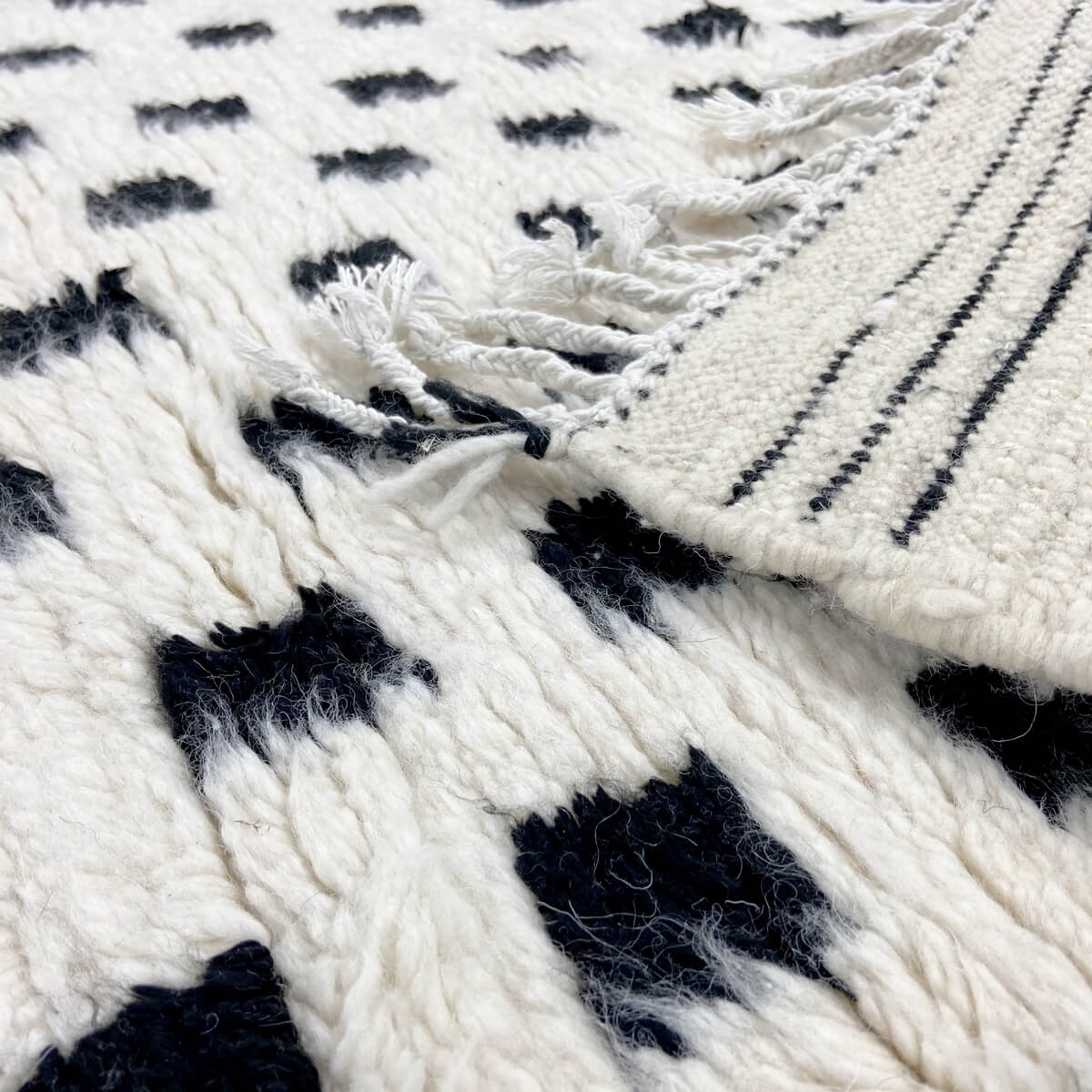 Berber tapijt Vloerkleed Beni Ouarain Eyla 145x240 cm Wit en Zwart (Handgeweven, Wol, Marokko) Tunesisch Margoum Tapijt uit de s
