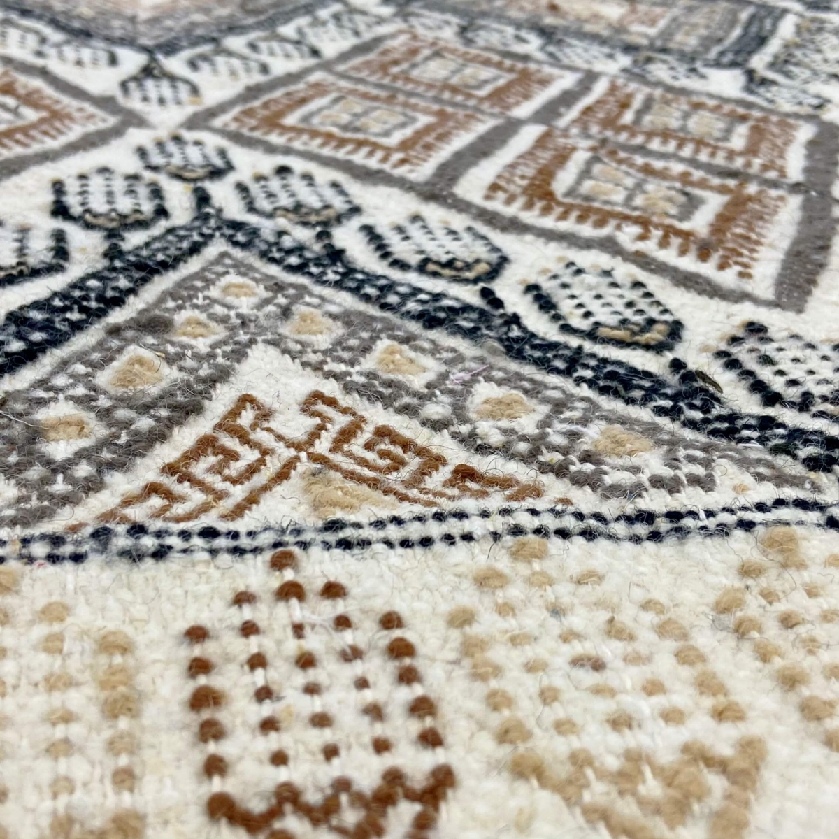 Tapete berbere Tapete Margoum Damdakul 115x190 Branco/Bege (Artesanal, Lã, Tunísia) Tapete Margoum tunisino da cidade de Kairoua