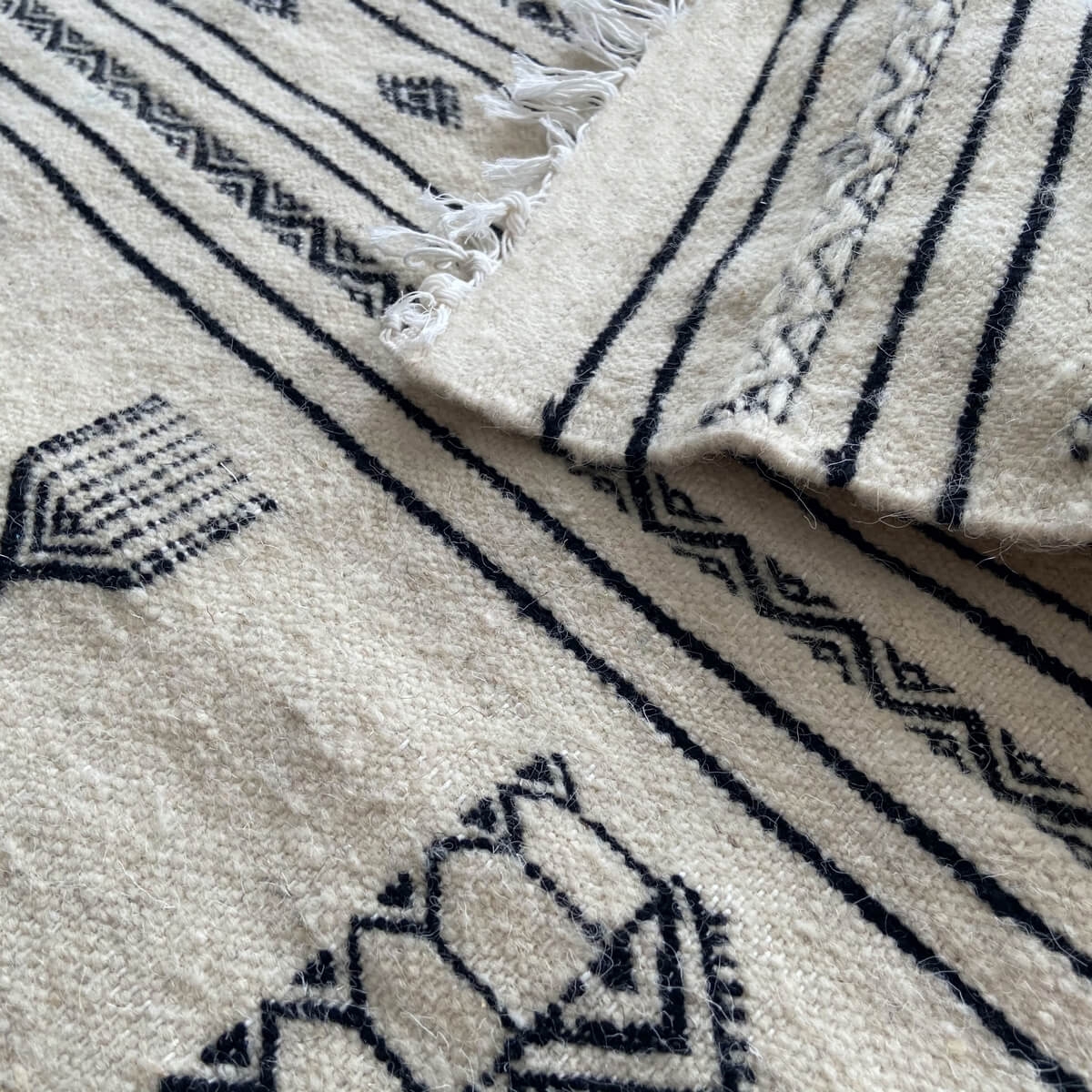 Berber carpet Rug Kilim Abez 60x104 cm Black and white (Handmade, Wool, Tunisia) Tunisian Rug Kilim style Moroccan rug. Rectangu