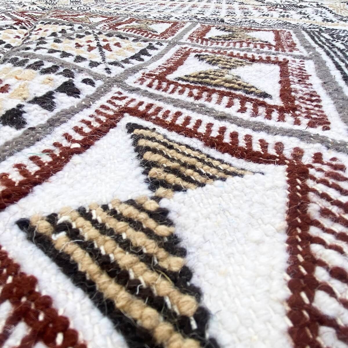 Berber carpet Rug Margoum Tamaris 165x250 White/Beige (Handmade, Wool, Tunisia) Tunisian margoum rug from the city of Kairouan. 