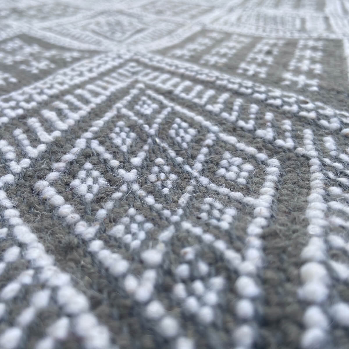 Tapis berbère Grand Tapis Margoum Damia 167x250 Gris (Fait main, Laine, Tunisie) Tapis margoum tunisien de la ville de Kairouan.