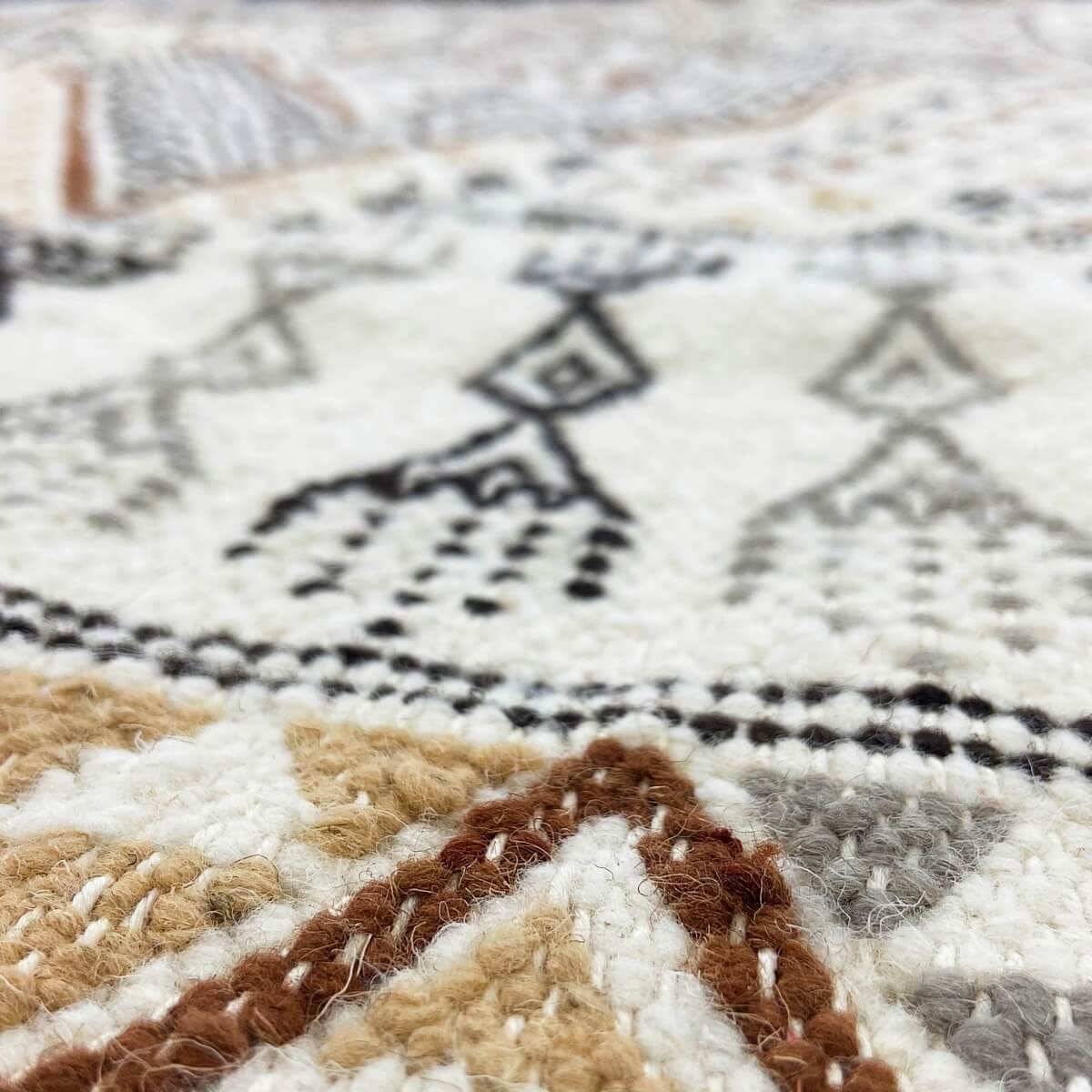 Berber carpet Rug Margoum Noumisse 125x198 White/Beige (Handmade, Wool, Tunisia) Tunisian margoum rug from the city of Kairouan.