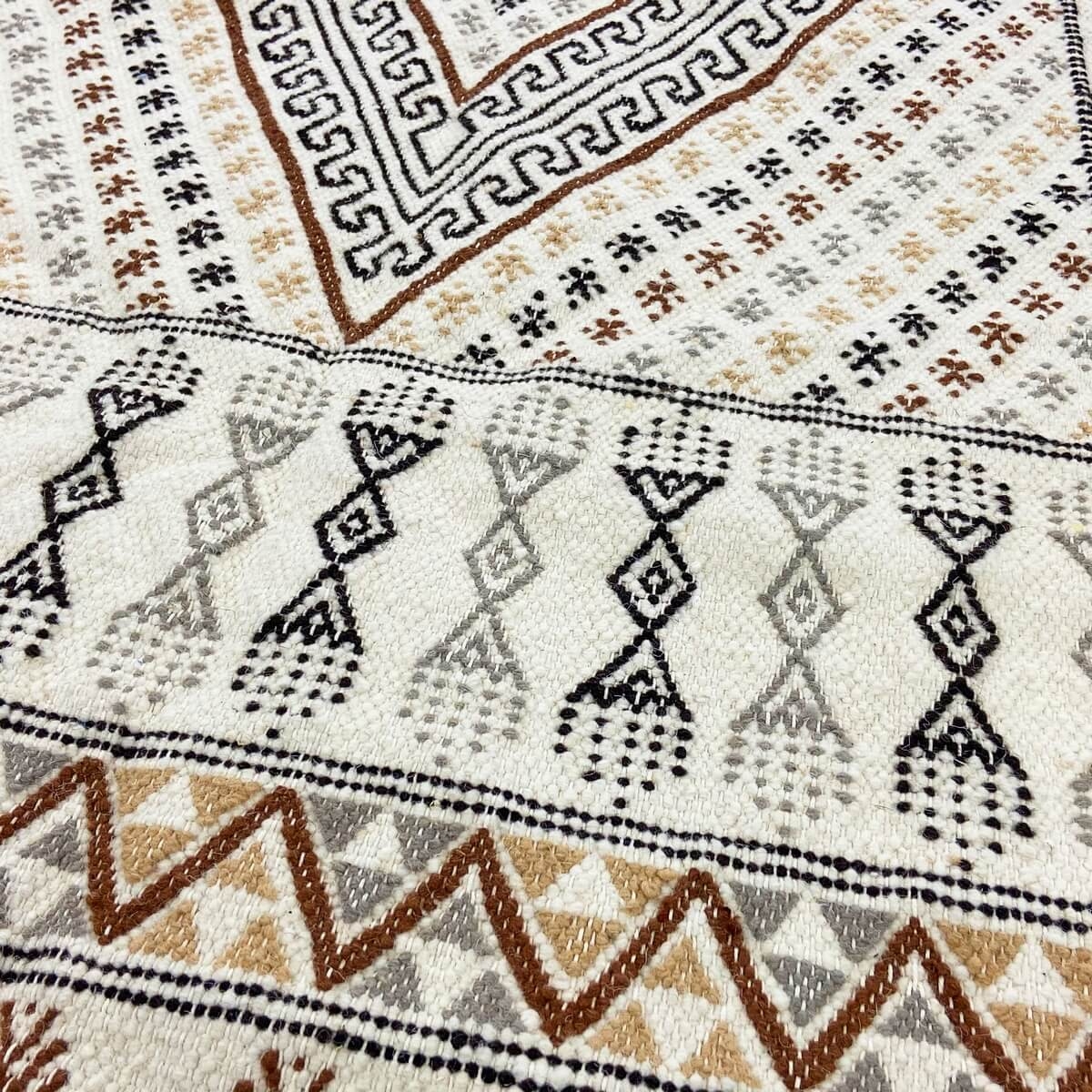 Berber carpet Rug Margoum Noumisse 125x198 White/Beige (Handmade, Wool, Tunisia) Tunisian margoum rug from the city of Kairouan.