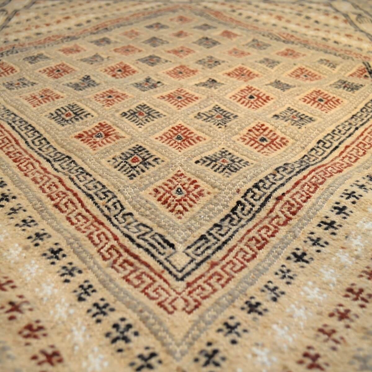 Berber carpet Rug Margoum Teskreya 112x206 Beige (Handmade, Wool, Tunisia) Tunisian margoum rug from the city of Kairouan. Recta