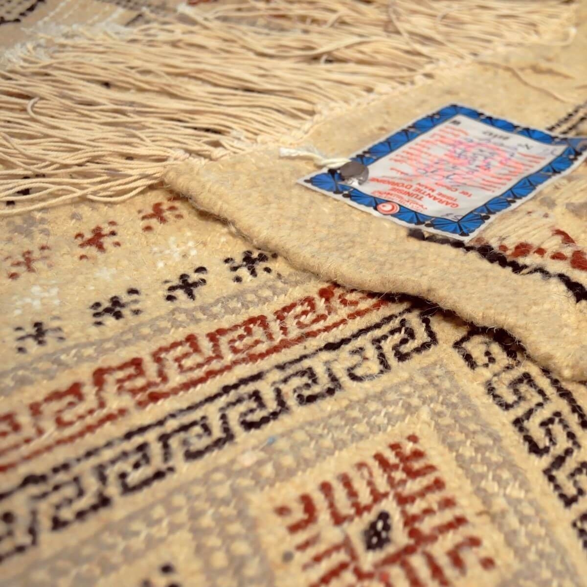 Tapis berbère Tapis Margoum Teskreya 112x206 Beige (Fait main, Laine, Tunisie) Tapis margoum tunisien de la ville de Kairouan. T